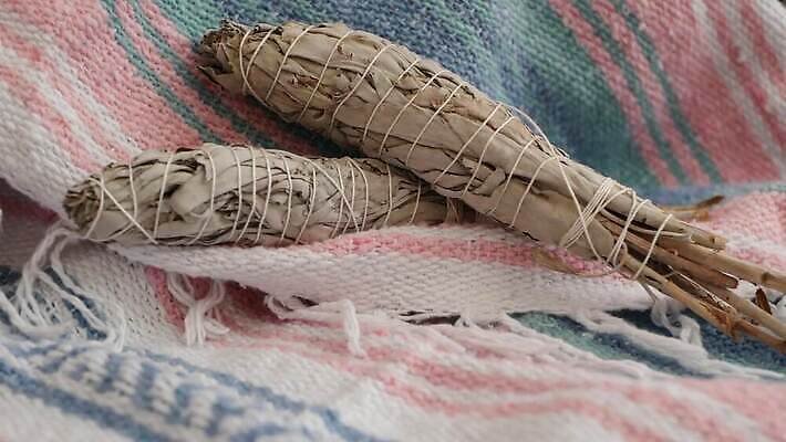 요가 휴식 사람없음 치료 장식 미국 약재 흰색 의식 약초 샌들 신비 인도인 청소 허브 보따리 향기 캘리포니아 향 아로마테라피 연소 세이지 수공예품 자연요법 초능력 핸드메이드 4K MP4 해외동영상 클립영상 외국인 식물 웰빙 컬러 신발 컨셉 북아메리카 의학 동양인 약 풀_식물 공예품 냄새 테라피 동영상 파일형식