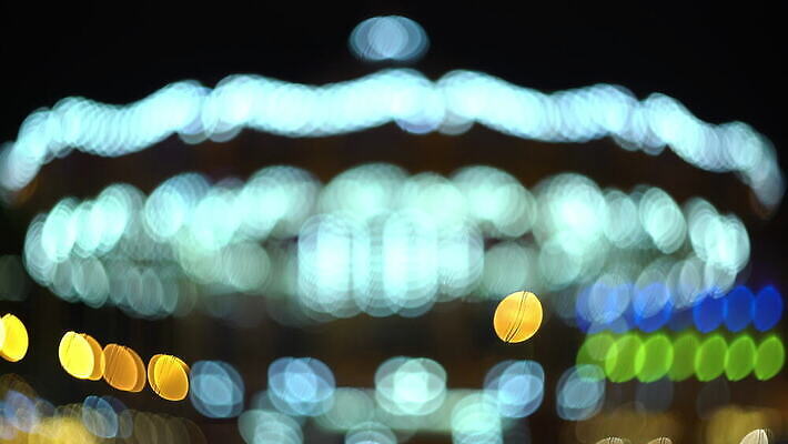 공원 어린이 컬러 포즈 백그라운드 이동 모션 추상 휴가 조명 사람없음 건물 아웃포커스 빛 노란색 기쁨 바퀴 원형 승차 야간 속도 회전 보케 회전목마 공평 빛망울 종료 그만 다이오드 블러 주도 4K MOV 해외동영상 클립영상 자연요소 도형 건축물 공공시설 감정 컨셉 무늬 촬영기법 사람 예절 놀이기구 동영상 파일형식