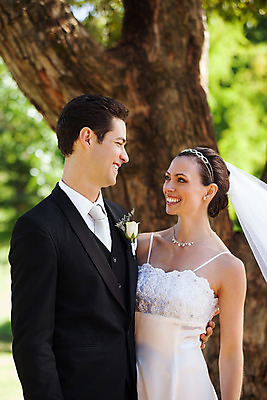 포토 JPG 해외이미지 주간 커플 공원 여자 남자 신부 신랑 결혼 결혼식 남편 정장 20대 성인 야외 두명 옆모습 30대 낭만 성인만 해외202004 해외포토 자연요소 옷 공공시설 뷰포인트 컨셉 관계 사람 이벤트 청년 장년 파일형식