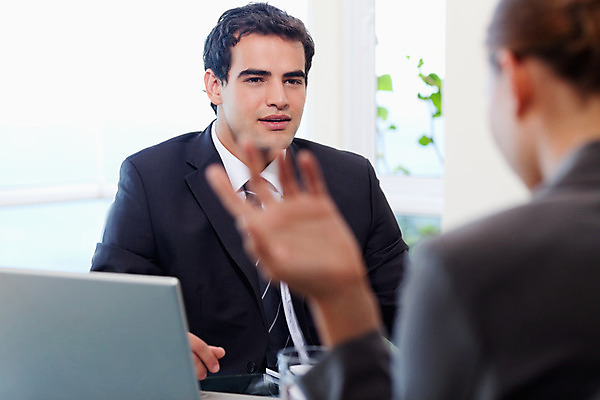 포토 JPG 해외이미지 여자 남자 앉기 손짓 상반신 20대 성인 두명 노트북 사무실 면접 지원 성인만 해외202004 해외포토 비즈니스 모션 사람 청년 전자제품 파일형식