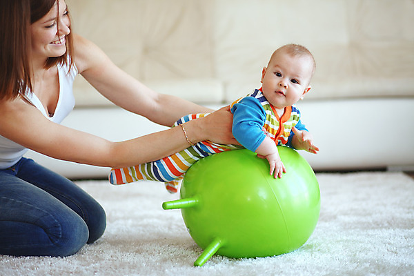포토 JPG 해외이미지 라이프스타일 여자 행복 어린이 스포츠 공 가족 놀이 엄마 주택 건강 관리 소년 두명 초록색 부모 운동 카펫 방 흰색 아기 작음 체육관 체조 돌봄 정물화 해외202004 해외포토 남자 감정 컬러 관계 모션 사람 건물 생활 크기 그림 파일형식