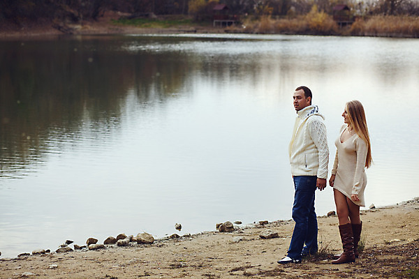 포토 JPG 해외이미지 라이프스타일 커플 행복 호수 결혼 가족 관계 놀이 휴식 함께함 사랑 미소 사람 야외 두명 물 걷기 낭만 추위 가을 시골 연못 시원함 해외202004 해외포토 자연요소 계절 감정 컨셉 모션 표정 이벤트 생활 파일형식