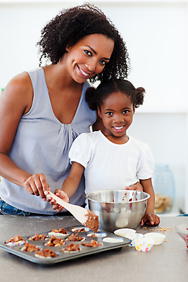 포토 JPG 해외이미지 라이프스타일 손 여자 딸 어린이 음식 가족 엄마 함께함 실내 요리 사람 두명 학습 쿠키 주방 요리사 식사 빵집 사발 굽기 준비 반죽 만들기 밀가루 언니 남동생 해외202004 해외포토 직업 교육 컨셉 관계 모션 디저트 내부 생활 신체부위 상점 사기그릇 가루 구이 자매 동생 파일형식