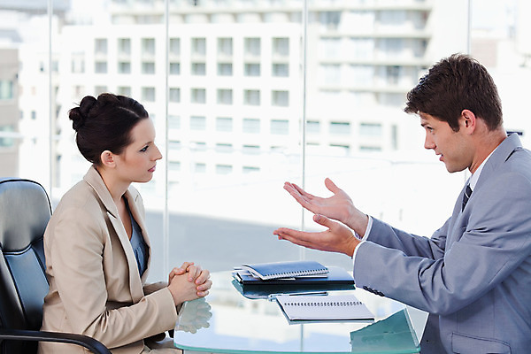 포토 JPG 해외이미지 백인 여자 남자 앉기 손짓 상반신 성인 두명 사무실 비즈니스맨 비즈니스우먼 자신감 면접 지원 성인만 해외202004 해외포토 서양인 감정 비즈니스 모션 사람 직장인 파일형식