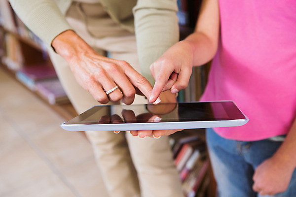 포토 JPG 해외이미지 학생 손 여자 교육 어린이 학교 책장 함께함 초등학교 서기 성인 두명 앞모습 신체부위 태블릿 터치 가리킴 도서관 보여주기 터치스크린 여자만 해외202004 해외포토 뷰포인트 가구 컨셉 모션 사람 손짓 전자제품 스마트기기 파일형식