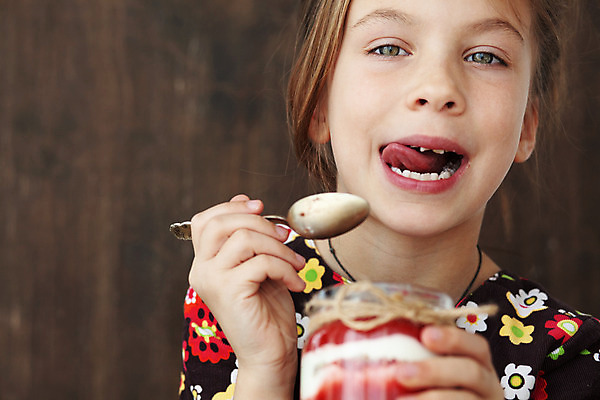포토 JPG 해외이미지 라이프스타일 계절 열매 얼굴 어린이 음식 다이어트 과일 유리 딸기 디저트 치즈 건강 한명 빨간색 갈색 숟가락 수확 시골 항아리 입 달콤 맛 아침식사 핥기 잼 먹기 크림 유기농 산딸기 요거트 내추럴 뮤즐리 정물화 핸드메이드 맛있는 해외202004 해외포토 식물 1 웰빙 컬러 컨셉 농업 모션 재질 유제품 수저 사람 생활 신체부위 식사 도자기 소스_음식 그림 파일형식