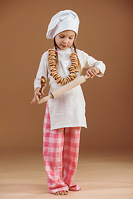 포토 JPG 해외이미지 백인 직업 어린이 음식 백그라운드 놀이 주방용품 요리 한명 사람 목재 청춘 주방 숟가락 요리사 식사 저녁식사 앞치마 빵집 게임 도구 작음 굽기 베이글 밀가루반죽 덩어리 제빵사 초보 해외202004 해외포토 서양인 나무 1 빵 생활용품 컨셉 재료 수저 상점 크기 구이 반죽 파일형식