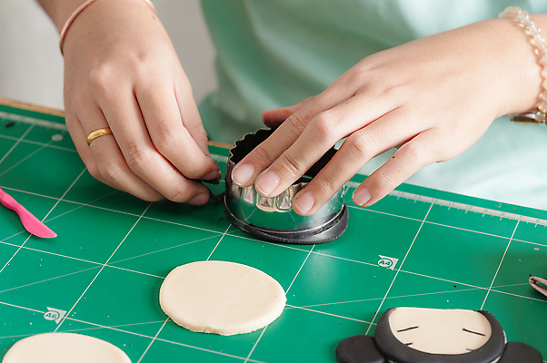 포토 JPG 해외이미지 손 음식 포즈 디저트 기술 요리 사람없음 과자 케이크 주방 빵집 장비 기구 달콤 설탕 자르기 연습 준비 만들기 곰팡이 방법 핸드메이드 스타일 해외202004 해외포토 모션 신체부위 상점 맛 파일형식