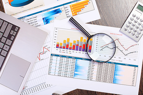 포토 JPG 해외이미지 종이 컨셉 회사 비즈니스 통계 탁자 그래프 직장 사람없음 사무실 펜 볼펜 자료 계산기 정보 키보드 업무 계획 오브젝트 보고서 문서 해외202004 해외포토 가구 문구용품 필기구 장비 작업 파일형식