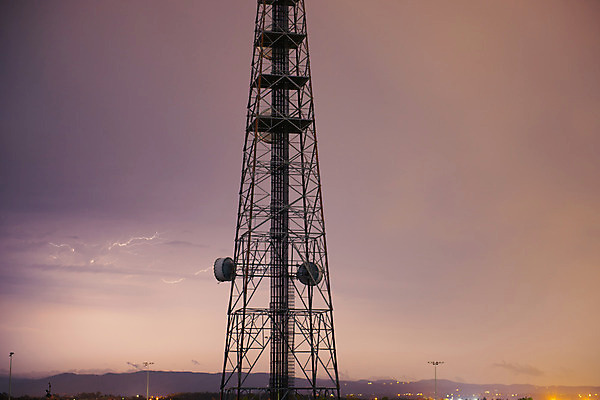 포토 JPG 해외이미지 구름 디자인 산업 파도 백그라운드 컨셉 인터넷 비즈니스 통신 하늘 모바일 안테나 사람없음 스마트폰 글로벌 탑 디지털 자료 어둠 장비 네트워크 암호 저녁 큼 번개 무선전화기 전화기 서비스 라디오 상승 방송 전염 지역 폭풍 레이더 방사선 철강 제공자 해외202004 해외포토 자연요소 건축물 바다 날씨 전자제품 핸드폰 스마트기기 질병 야간 크기 감염 파일형식