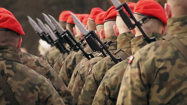 무기 선 바다 이동 유니폼 경비 사람 이벤트 사람없음 야외 빨간색 축제 희망 힘 군인 장비 총 축하 그룹 의식 헬멧 군용 싸움 전쟁 잔치 육군 질서 병정 전사 명예 등급 송곳 전국 특공대 4K MOV 해외동영상 클립영상 직업 옷 감정 컬러 컨셉 모션 군대 안전 예절 보호 보호장비 동영상 국군 특수부대 파일형식