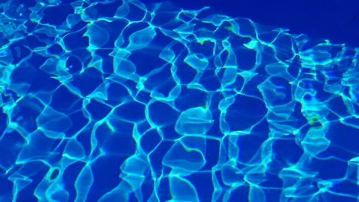 물결 파도 백그라운드 패턴 자연 표면 추상 사람없음 물 파란색 빛 햇빛 반사 수영 침묵 젖음 투명 액체 시원함 당구 질감 4K MP4 해외동영상 클립영상 자연요소 바다 컬러 무늬 태양 구기 소리 수상스포츠 생태계 동영상 파일형식