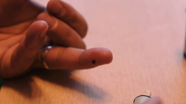 손 손가락 주택 건강 신체부위 고통 장비 혈액 질병 설탕 측정 당뇨병 돌봄 셀프 인슐린 제어 포도당 MOV 해외동영상 클립영상 감정 의학 모션 사람 건물 동영상 파일형식