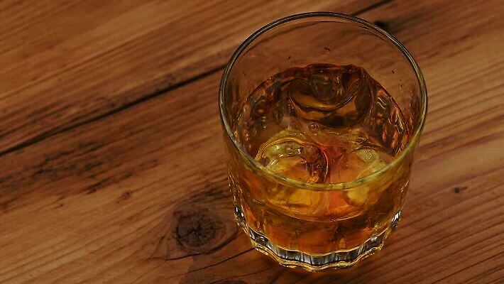 라이프스타일 문화 음료 백그라운드 모션 유리 탁자 사람없음 목재 얼음 어둠 마시기 알코올 칵테일 바 투명 닫기 계산대 가득함 큐브 회전 각도 암초 버번 브랜디 소다 위스키 카피스페이스 MOV 해외동영상 슬로모션 클립영상 자연요소 나무 가구 재료 재질 주류 촬영기법 생활 공백 동영상 파일형식