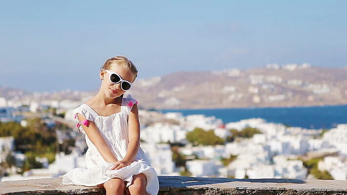 라이프스타일 여자 행복 유럽 어린이 섬 여행 건축양식 엄마 지붕 휴가 거리 한명 미소 사람 파란색 관광지 스마트폰 도시풍경 컬러풀 여행객 카메라 흰색 도시 네트워크 아빠 셀프카메라 지중해 그리스 그림 좁은 타운 그리스인 미코노스섬 혼자 MOV 해외동영상 클립영상 서양인 1 건축 감정 나라 바다 컬러 가족 표정 풍경 생활 전자제품 핸드폰 스마트기기 사진촬영 동영상 파일형식