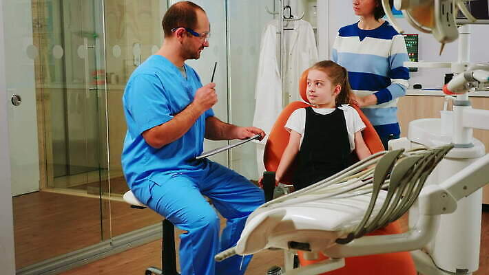 직업 어린이 엄마 건강 치과 병원 말하기 대화 약 장비 환자 간호사 의사 자신감 치아 치과의사 예방 약속 초대 방문 문제 틀니 서류판 설문지 치아교정 치통 4K 구강학 MOV 해외동영상 클립영상 감정 의학 가족 모션 사람 사무용품 의료진 소화기관 질병 교정 동영상 파일형식