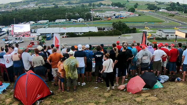 유럽 스포츠 포즈 우산 자동차 사람 이벤트 사람없음 경쟁 경기장 운전 깃발 운전사 군중 속도 순환 엔진 헝가리 모터 부다페스트 선로 스페인어 챔피언 MOV 해외동영상 클립영상 직업 나라 육상교통 컨셉 스포츠시설 모션 동영상 동유럽 파일형식