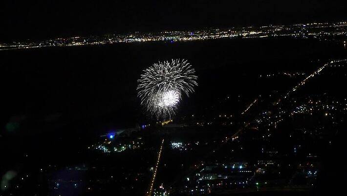 유럽 선 백그라운드 크리스마스 지도 건축양식 휴가 전등 조명 새해 비행기 폭죽 안테나 사람없음 건물 도시풍경 어둠 황혼 새벽 축하 도시 야간 저녁 폭발 항공 러시아 타운 빛망울 대패 랜드마크 블러 수도권 MOV 해외동영상 클립영상 자연요소 건축물 기념일 건축 나라 컨셉 통신 항공교통 대중교통 풍경 빛 일몰 밤 지역 동영상 파일형식 교통수단 이벤트 노을 교통