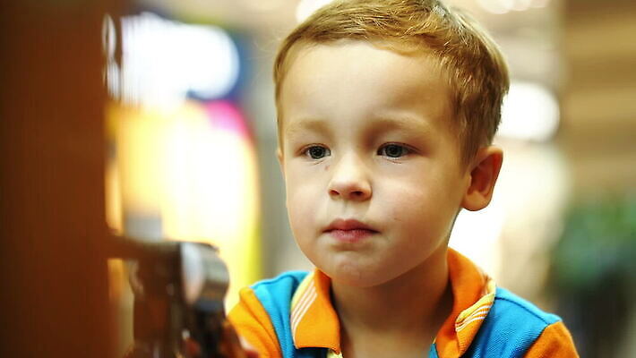 어린이 장난 놀이 소년 사람없음 장난감 권총 총 카우보이 승차 작음 발사 그네 리볼버 MOV 해외동영상 클립영상 남자 무기 모션 사람 크기 동영상 파일형식