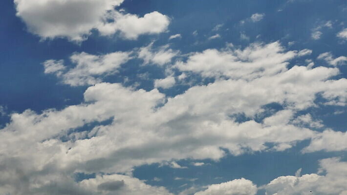 구름 컬러 백그라운드 자연 하늘 날씨 풍경 사람없음 야외 가로 여름 파란색 빛 햇빛 태양 뷰티 우주 환경 흰색 전원 분위기 장면 천국 솜털 스카이라인 내추럴 오존 적란운 천창 유일 타임랩스 MOV 해외동영상 클립영상 자연요소 계절 컨셉 촬영기법 전기에너지 생태계 동영상 파일형식 구름_자연