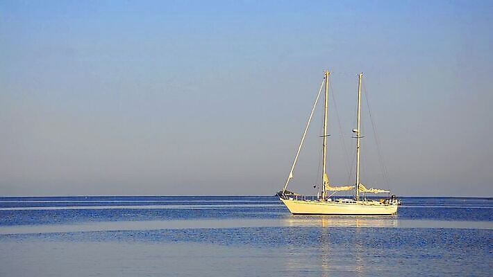유럽 스포츠 바다 컬러 여행 백그라운드 요트 자연 하늘 휴가 휴식 항해 사람없음 야외 물 파란색 반사 평화 침묵 보트 고리 매끈함 크루즈 그리스 함선 장면 네비게이션 뱃놀이 알바니아 코르푸 수평선 MOV 해외동영상 클립영상 자연요소 나라 컨셉 배_교통 전통놀이 소리 감각 생태계 동영상 파일형식 남유럽