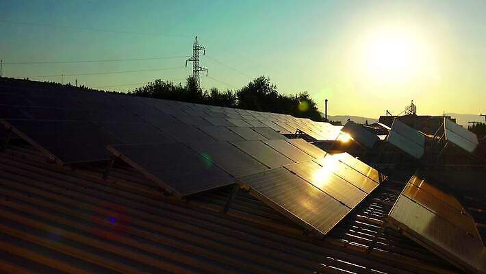 식물 자연 하늘 지붕 세포 따뜻함 사람없음 초록색 경제 파란색 글로벌 햇빛 태양 환경 맑음 힘 일몰 재활용 발전기 에너지 판넬 태양에너지 패널 생태학 수집가 공급 획기적 4K MP4 해외동영상 클립영상 자연요소 직업 교육 컬러 날씨 노을 발전소 그린에너지 친환경 생태계 동영상 파일형식