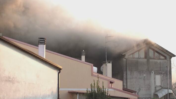 백그라운드 자연 지붕 주택 따뜻함 안전 사람없음 건물 목재 빨간색 물 빛 노란색 검은색 손상 긴급 뜨거움 오염 구출 연기 보호 위험 소방관 사건 서비스 화재 공포 가스 보험 연소 재앙 적자 헬프 화상 4K MOV 해외동영상 클립영상 자연요소 나무 건축물 컬러 컨셉 재료 도움 상처 구조원 소방 생태계 동영상 파일형식