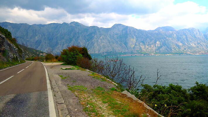 유럽 도로 바다 여행 백그라운드 자동차 자연 하늘 바람 날씨 휴가 산 사람없음 야외 물 햇빛 여행객 봄 차도 추위 자유 고속도로 운전사 폭풍 스카이라인 흐림 뇌우 루트 몬테네그로 발칸반도 방법 4K MOV 해외동영상 클립영상 자연요소 직업 계절 나라 길 육상교통 컨셉 교통시설 사람 태양 생태계 동영상 파일형식