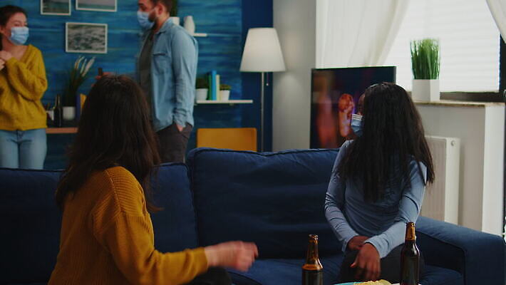 행복 음료 컨셉 거실 모바일 아파트 주택 맥주 대화 가면 사람없음 친구 스마트폰 소파 글로벌 파티 검은색 우정 펼침 바이러스 보호 셀프카메라 예방 번짐 다인종 섞기 소셜 코로나바이러스 사회적거리두기 사교적 뉴노멀 4K MOV 해외동영상 클립영상 감정 캠페인 컬러 의자 관계 모션 주류 말하기 인종 이벤트 건물 경제 핸드폰 스마트기기 사진촬영 동영상 파일형식 효과