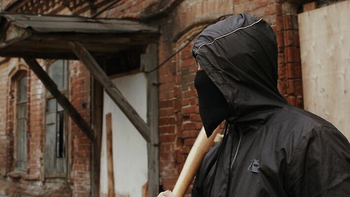 백인 1 응시 남자 무기 얼굴 포즈 백그라운드 거리 가면 한명 사람 카메라 검은색 야구 덮개 분노 표현 잡기 도시 폭력 범죄 닫기 위험 공격 싸움 박쥐 지역 불만 깡패 마피아 4K MOV 해외동영상 클립영상 서양인 시선 감정 컬러 컨셉 포유류 모션 신체부위 전자제품 구기 뚜껑 사회이슈 동영상 파일형식