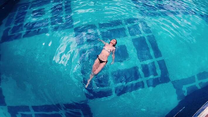 모델 라이프스타일 여자 남자 수영복 행복 여행 백그라운드 패턴 신체 호텔 휴가 휴식 안테나 사람 성인 사람없음 야외 물 여름 파란색 비키니 태양 뷰티 파티 수영 스파 흰색 뜨거움 정상 당구 날씬함 피부 휴양지 4K MP4 해외동영상 클립영상 자연요소 옷 계절 감정 컬러 컨셉 무늬 통신 숙소 이벤트 생활 신체부위 구기 장소 수상스포츠 몸매 동영상 파일형식