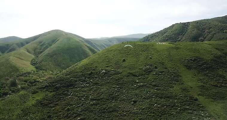 스포츠 컬러 백그라운드 날개 자연 하늘 수업 산 안테나 사람 풍경 사람없음 야외 초록색 파란색 점프 경쟁 자유 흰색 비행 체험 뜨거움 원형 센터 정상 위험 묘기 낙하산 풍선 항공촬영 골 글라이더 드론 착륙 카자흐스탄 4K 알마티 MP4 해외동영상 클립영상 도형 교육 아시아 뷰포인트 컨셉 통신 모션 생태계 동영상 파일형식