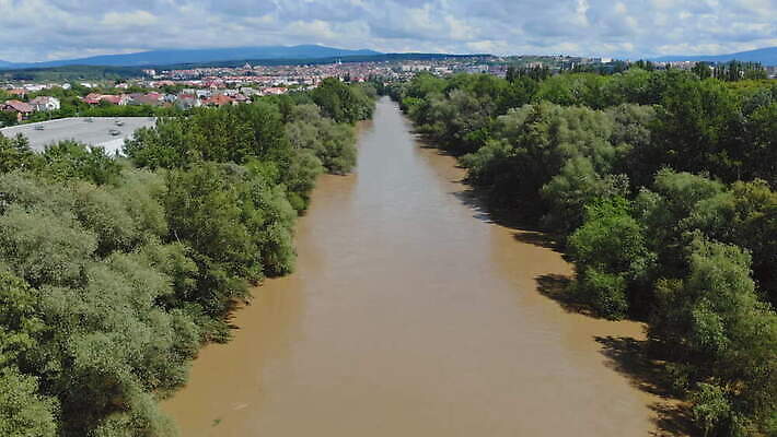 나무 식물 계절 여행 밭 농업 자연 날씨 풍경 사람없음 야외 초록색 물 여름 농작물 강 농장 농경지 환경 흙 손상 젖음 시골 땅 홍수 유기농 먼지 폭풍 진흙 내추럴 기후변화 땅바닥 밭일 우크라이나 재앙 4K MOV 해외동영상 클립영상 자연요소 웰빙 유럽 산업 컬러 컨셉 바닥 변화 자연재해 생태계 동영상 파일형식