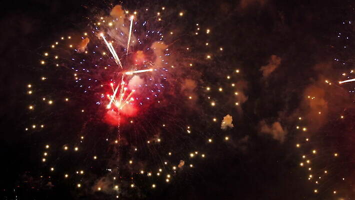 기념일 여행 백그라운드 하늘 불 휴가 불꽃 기념 폭죽 불꽃놀이 이벤트 사람없음 빨간색 물 빛 강 컬러풀 파티 축제 기쁨 축하 도시 야간 저녁 쇼 경례 스카이라인 광 크리스마스이브 4K MOV 해외동영상 클립영상 자연요소 감정 컬러 컨셉 크리스마스 놀이 인사 동영상 파일형식