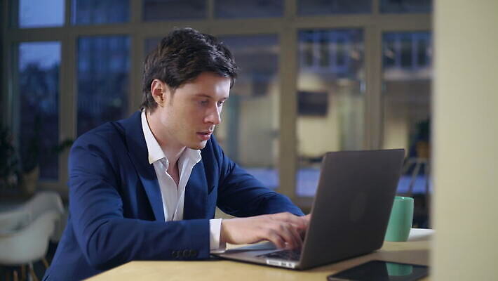 백인 직업 1 남자 비즈니스 CEO 사업가 피곤 한명 성인 30대 컴퓨터 스크린 모니터 슬픔 작업 비즈니스맨 좌절 불안 고민 걱정 싱글 두통 업무과다 문제 불만 경영 위기 트러블 프로젝트 혼자 네트워킹 4K MOV 해외동영상 클립영상 서양인 감정 컨셉 사람 장년 전자제품 업무 직장인 네트워크 질병 동영상 파일형식