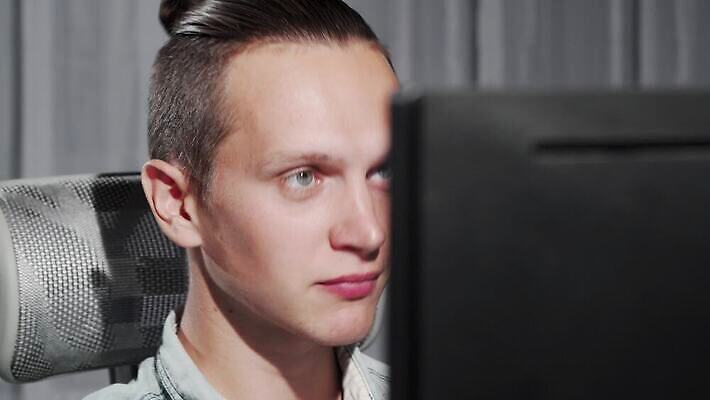 직업 학생 교육 행복 비즈니스 회의 노동자 아이디어 직장 대화 한명 빛 스터디 컴퓨터 사무실 게임 업무 네트워크 주식 연결 디자이너 종업원 사이버 무선전화기 컨설턴트 경영자 바쁨 온라인 게이머 다락방 마감 멍청이 블로거 영상통화 프로그래머 프로젝트 프리랜서 밀레니얼 4K MOV 해외동영상 클립영상 1 감정 컨셉 회사 놀이 말하기 사람 금융 경제 전자제품 학습 작업 전문직 전화기 상담 리더 통화 동영상 파일형식