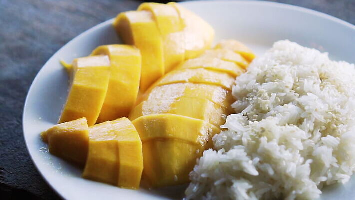 전통 접시 아시아 음식 과일 태국 자연 디저트 건강 요리 동양인 사람없음 목재 여름 뷰티 노란색 식사 우유 흰색 신선 달콤 맛 설탕 크림 유기농 토핑 코코넛 향 레시피 망고 비타민 내추럴 점심식사 대두 숙성 스타일 MOV 해외동영상 클립영상 나무 식기 웰빙 계절 나라 컬러 컨셉 재료 유제품 인종 열대과일 생태계 동영상 영양소 파일형식