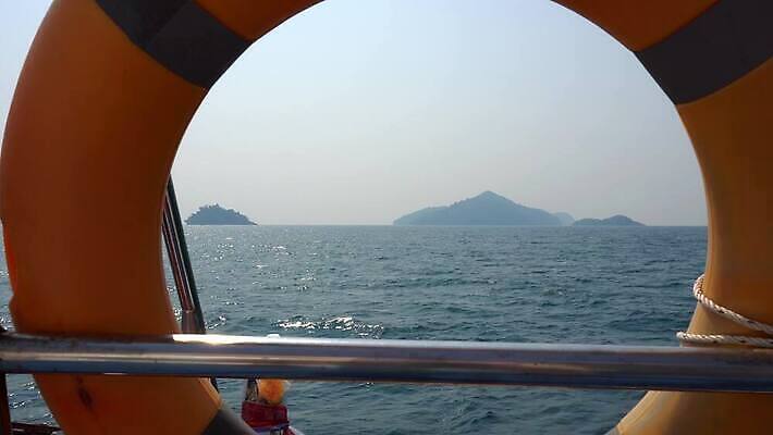 나무 아시아 밧줄 모래 파도 바다 섬 여행 백그라운드 교통시설 태국 자연 하늘 휴가 열대 안테나 사람없음 야외 옆모습 물 파란색 뷰티 만 보트 갑판 활 닻 돛대 구명용품 스모그 푸켓 4K MP4 해외동영상 클립영상 자연요소 식물 나라 줄 뷰포인트 컬러 교통 배_교통 통신 안전장비 시설 생태계 동영상 파일형식