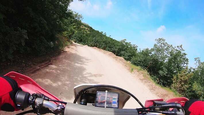 남자 도로 스포츠 포즈 십자가 자국 모션 하늘 사람 사람없음 야외 운동 자전거 점프 힘 경쟁 공연 자유 오토바이 바퀴 운전사 승차 헬멧 위험 묘사 속도 순환 먼지 지역 진흙 모터 라이더 레이서 바이크레이서 비포장도로 선로 오프로드 1인칭시점 4K MP4 해외동영상 클립영상 직업 시선 길 컨셉 교통시설 건강 이벤트 바이크 보호장비 동영상 파일형식