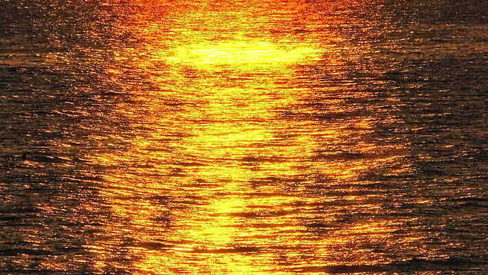 물결 바다 컬러 여행 백그라운드 오렌지 자연 표면 아침 휴가 사람없음 야외 빨간색 물 빛 반짝임 햇빛 태양 반사 평화 일출 맑음 고요 일몰 광선 만 황금 저녁 공상 수평선 4K 깜빡이다 MOV 해외동영상 슬로모션 클립영상 주간 자연요소 컨셉 과일 모션 날씨 촬영기법 노을 야간 생태계 동영상 파일형식