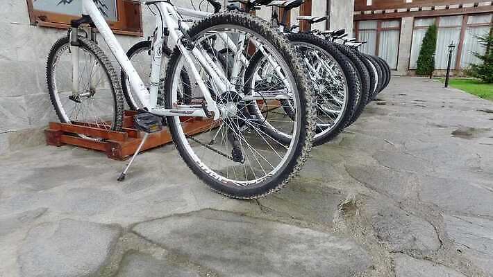 전통 라이프스타일 공원 유럽 여행 백그라운드 교통시설 산 거리 건강 손잡이 경사 사람없음 야외 여름 세일 환경 상점 자전거 도시 닫기 보호 승차 주차 묘사 순환 타운 기어 대여 렌탈 불가리아 전국 줄서기 페달 많음 4K 반스코 MP4 해외동영상 클립영상 계절 공공시설 나라 교통 컨셉 모션 생활 바이크 시설 동영상 파일형식 남유럽