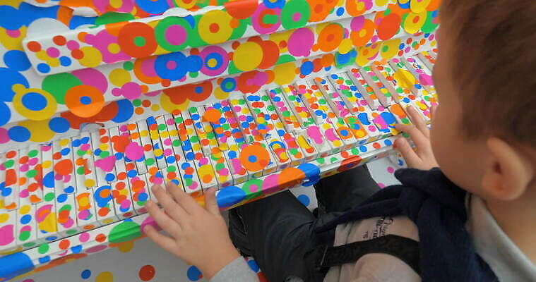 백인 어린이 음악 스티커 패턴 놀이 추상 핀란드 미술 사람 사람없음 컬러풀 일본 방 미술관 전시회 박물관 예술가 방문 설치 헬싱키 4K MOV 해외동영상 클립영상 서양인 아시아 컬러 무늬 문화예술 북유럽 전시 동영상 파일형식