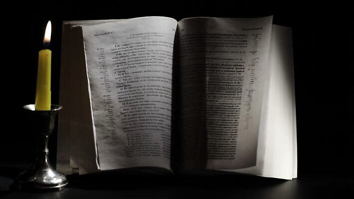 기독교 종교 촛불 텍스트 바람 추상 따뜻함 사람없음 책 빛 학습 검은색 성경 어둠 희망 골동품 기도 오픈 영혼 역사 페이지 신앙심 심지 화상 MOV 해외동영상 클립영상 자연요소 교육 감정 컬러 무늬 초 종교용품 날씨 상처 동영상 파일형식