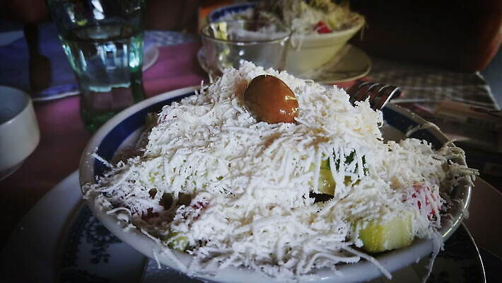 접시 음식 잎 다이어트 토마토 채소 재료 양파 오이 치즈 건강 요리 사람없음 목재 빨간색 초록색 식당 식사 저녁식사 이탈리아 샐러드 흰색 신선 사발 맛 기름 상추 지중해 먹기 허브 향신료 유기농 올리브 날것 후추 비타민 그리스인 점심식사 고립 채식주의자 맛있는 페타치즈 4K MOV 해외동영상 클립영상 서양인 나무 식물 식기 웰빙 열매 유럽 바다 컬러 컨셉 모션 유제품 상점 사기그릇 채식 동영상 영양소 향미료 파일형식