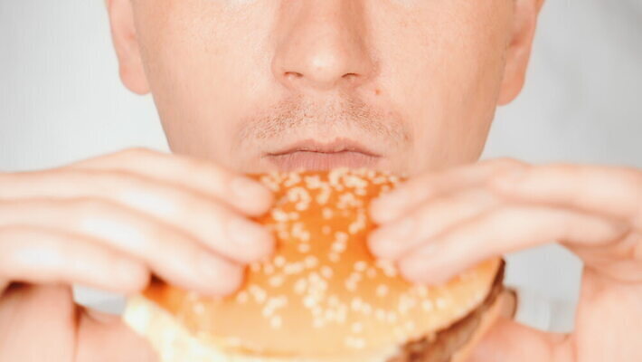 백인 라이프스타일 손 남자 얼굴 음식 빵 백그라운드 부분 손가락 패스트푸드 샌드위치 건강 관리 육류 한명 사람 성인 금발 식사 저녁식사 햄버거 잡기 입 닫기 맛 폐기물 먹기 배고픔 입술 속도 칼로리 공평 토막 점심식사 빵가루 치즈버거 맛있는 4K MOV 해외동영상 클립영상 서양인 1 헤어스타일 컨셉 식재료 모션 생활 신체부위 인스턴트 쓰레기 동영상 파일형식