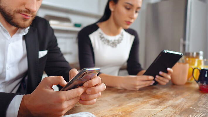 직업 커플 남자 2 비즈니스 탁자 새로움 주택 함께함 실내 정장 성인 두명 옆모습 스마트폰 검은색 자료 정보 흰색 업무 작음 시원함 토론 책상 투자 와이파이 온라인 타입 중독 업데이트 채팅 4K MOV 해외동영상 클립영상 옷 뷰포인트 컬러 가구 컨셉 관계 사람 내부 건물 핸드폰 스마트기기 작업 크기 무선인터넷 동영상 파일형식