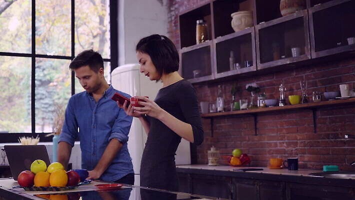 라이프스타일 커플 드레스 여자 남자 행복 커피 인터넷 가족 관계 아침 남편 아파트 주택 세포 실내 대화 사랑 사람 내부 두명 노트북 스마트폰 핸드폰 컴퓨터 독서 주방 스크린 마시기 아내 작업 비즈니스맨 비즈니스우먼 쌍 플랫 바쁨 공유 다락방 채팅 4G 4K MOV 해외동영상 클립영상 주간 옷 감정 음료 비즈니스 모션 IT 말하기 건물 생활 전자제품 스마트기기 직장인 동영상 파일형식