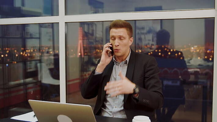 직업 남자 얼굴 비즈니스 사업가 탁자 모바일 노동자 세포 말하기 대화 한명 사람 앉기 스마트폰 핸드폰 사무실 분노 표현 업무 작업 비즈니스맨 작업실 대표 토론 종업원 직원 경영자 문제 해결 주인 나쁜 경영 공격적 심각 프로젝트 MOV 해외동영상 클립영상 1 감정 가구 컨셉 모션 신체부위 전자제품 스마트기기 직장인 리더 동영상 파일형식