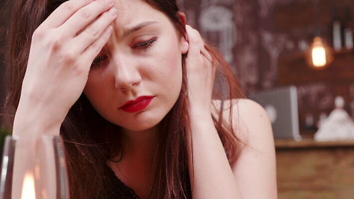 백인 여자 감정 얼굴 사람 사람없음 고통 슬픔 흰색 표현 좌절 떨어짐 울음 속눈썹 눈물 불행 부정적 비극 우울증 적자 남용 4K MOV 해외동영상 클립영상 서양인 컬러 컨셉 표정 신체부위 질병 눈썹 동영상 파일형식