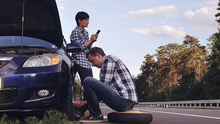 백인 커플 남자 도로 결혼 인터넷 자동차 모바일 전등 사람 야외 두명 친구 스마트폰 핸드폰 덮개 오픈 메시지 운전사 변화 플랫 사건 고장 서비스 검색 타이어 길가 깨짐 소셜미디어 자동 채팅 헬프 4G 4K MOV 해외동영상 클립영상 서양인 직업 길 육상교통 컨셉 관계 교통시설 조명 IT 이벤트 전자제품 스마트기기 뚜껑 도움 동영상 파일형식
